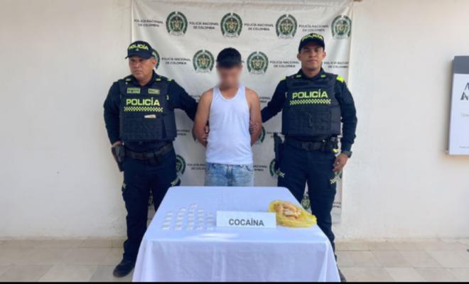 Dos polic&iacute;as con un capturado 