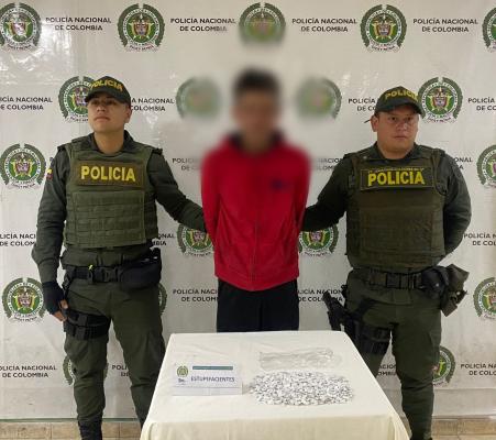 persona capturada-policías custodiando