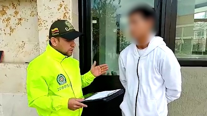 Policía leyendo los Derechos del capturado