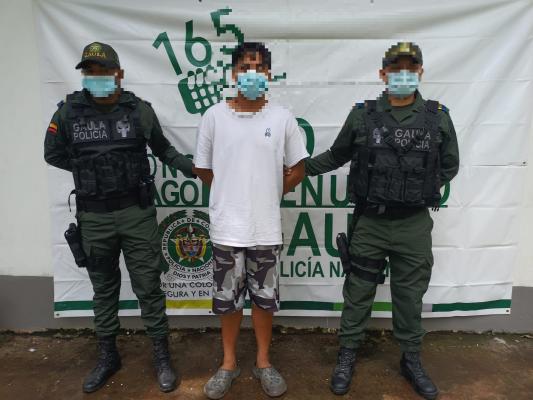 Una persona capturada-policías custodiando