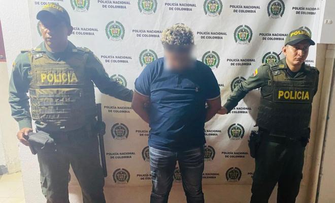 Dos polic&iacute;as con un capturado 