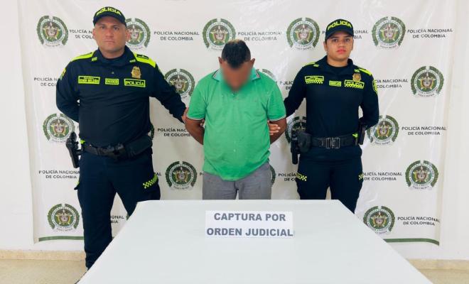 Dos policías con un capturado 