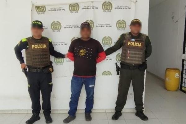 Capturado por orden judicial por el delito de acto sexual violento agravado.