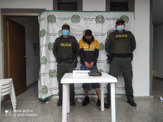 una persona capturada-policías custodiando