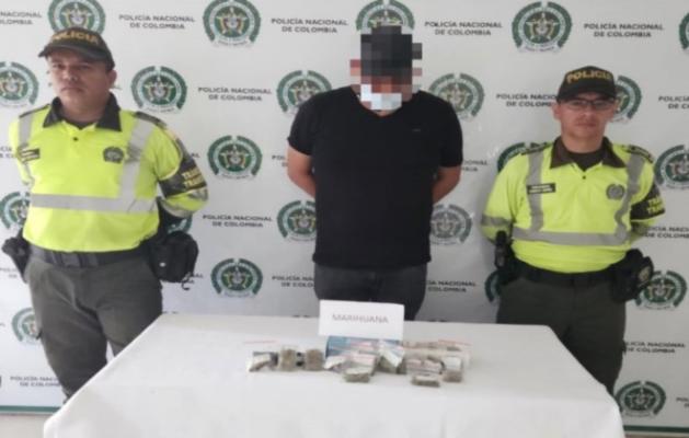 Persona capturada-policías custodiando