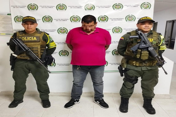 Dos sujetos capturados por uso de documento público falso