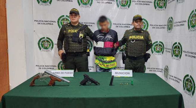Capturamos a un hombre y aprehendimos a un adolescente por porte ilegal de armas