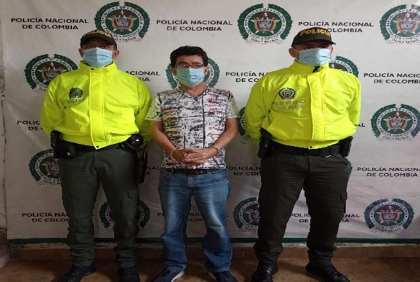 Usaba su labor como sastre, para tocar a sus clientas