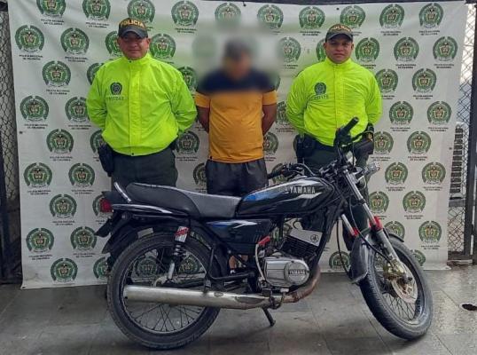 Capturado por conducir motocicleta con placa falsa 
