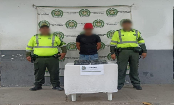 Persona capturada-policías custodiando