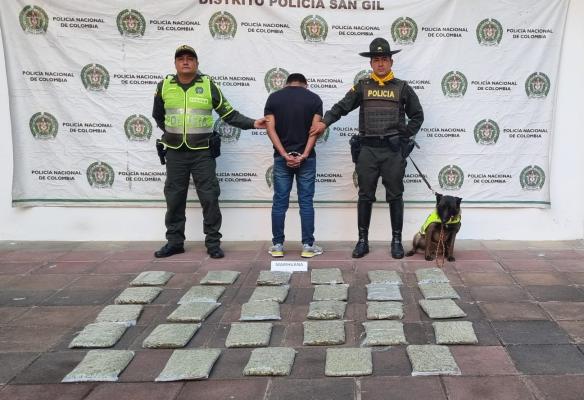 Capturado y mercancía incautada. 