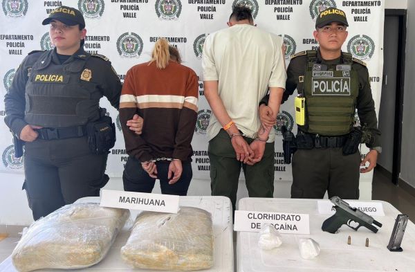 Una pareja capturada en el municipio de Riofrío, tenía en su poder un arma de fuego y una cantidad significativa de estupefacientes