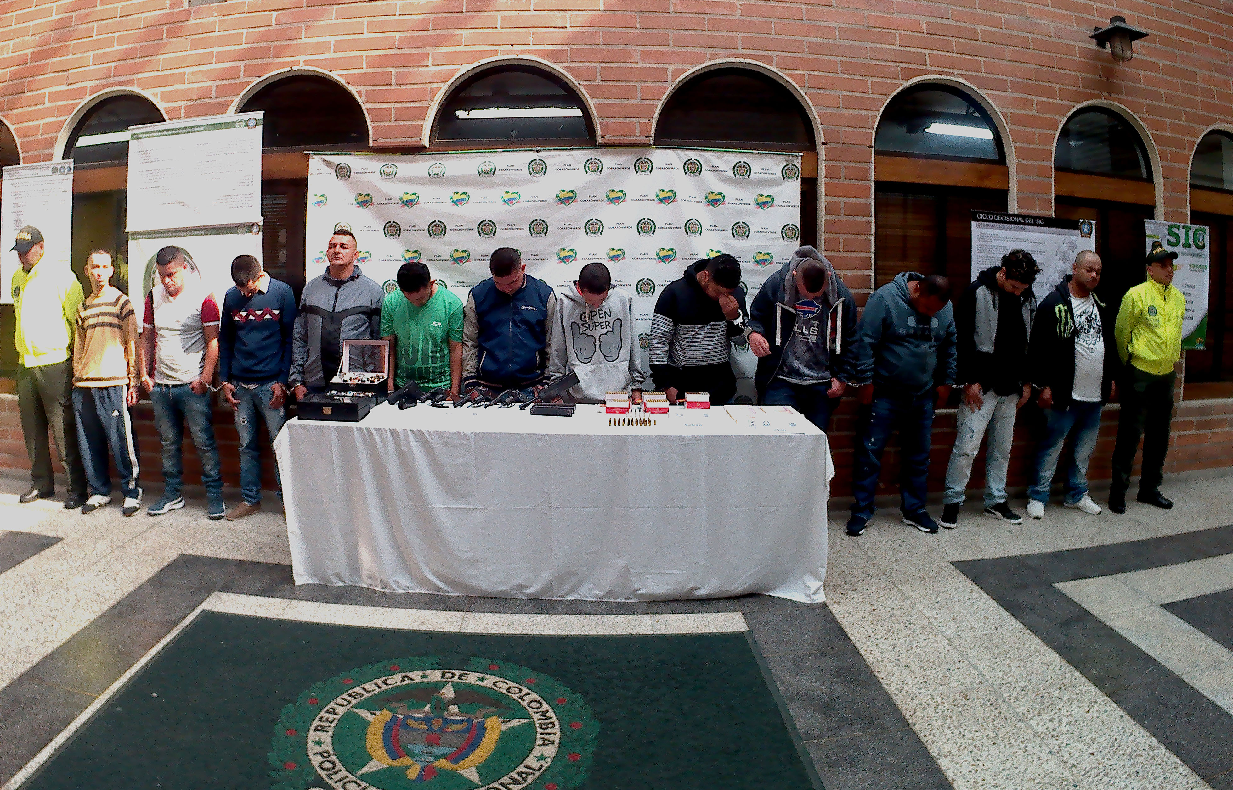 Policías de la Sijin custodian capturado de banda delincuencial "los triana" 