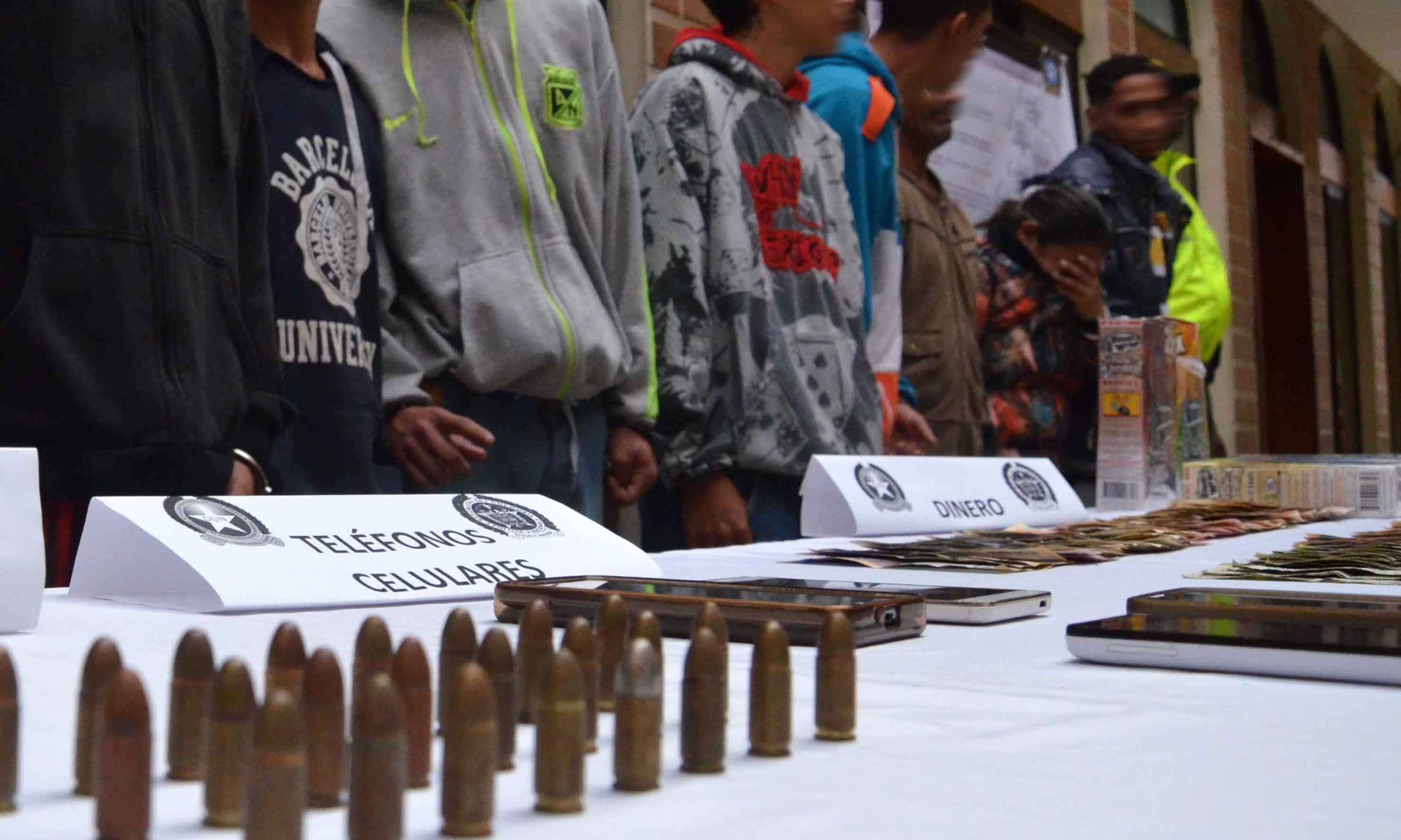 Capturados son custodiados por policías de la Sijin en Medellín