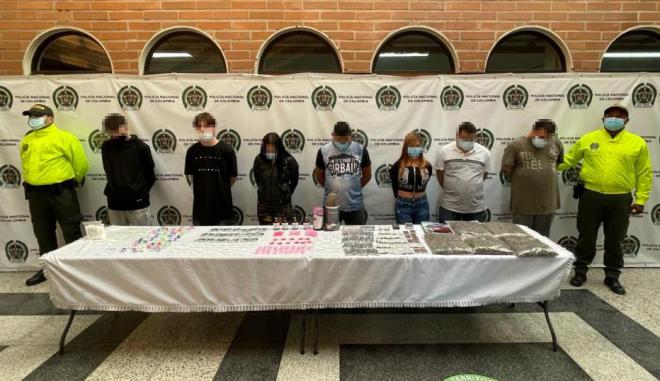 Policías custodian a 7 personas capturadas en Bello Antioquia con sustancias estupefacientes