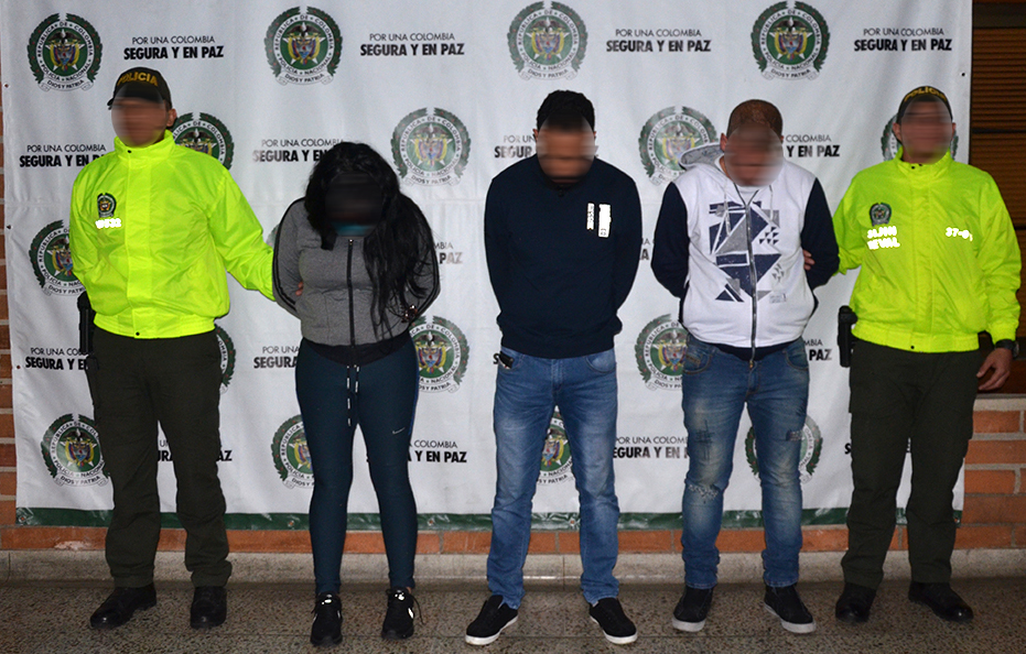 Investigadores de la Sijin Medellín custodian capturados de la banda "los tatos"