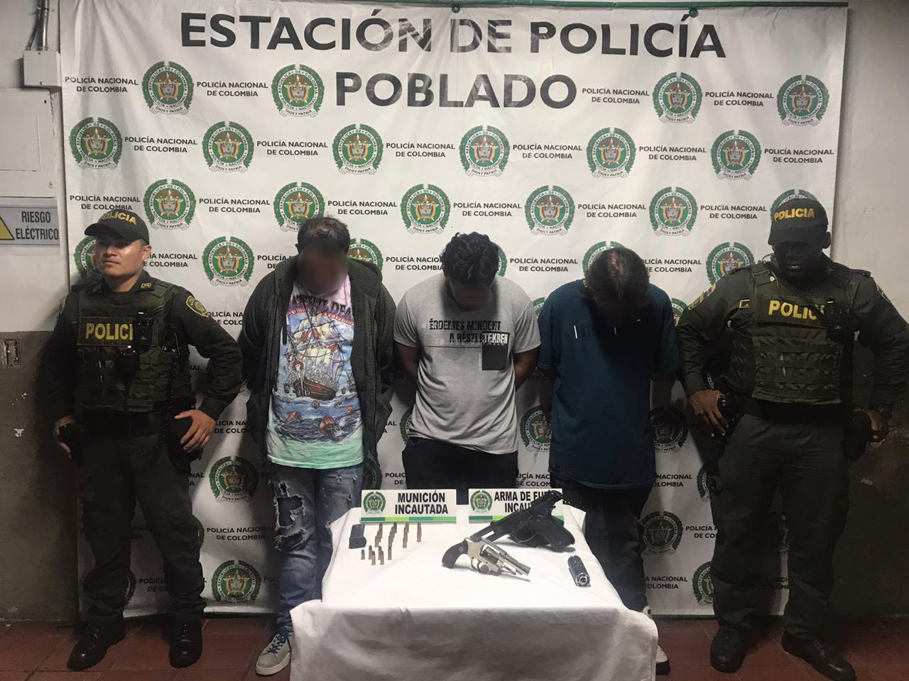 Policías custodian dos capturados con armas ilegales en el barrio El Poblado de Medellín