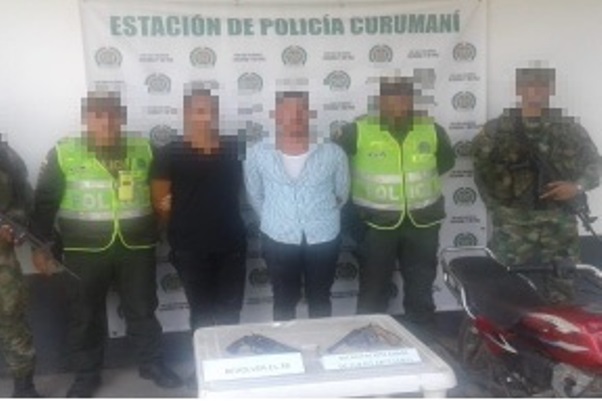 Capturados-dos-hombres-momentos -en-que-se-movilizaban-en-una-motocicleta-con-armas-de-fuego