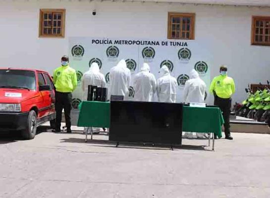 5 personas capturadas-policías custodiando