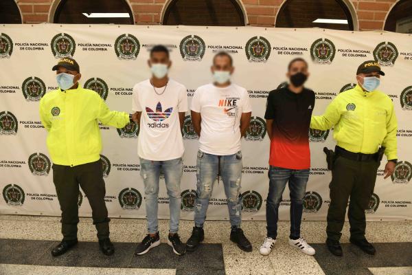Policías de la Sijin en Medellín custodian a capturados por violencia contra servidor público