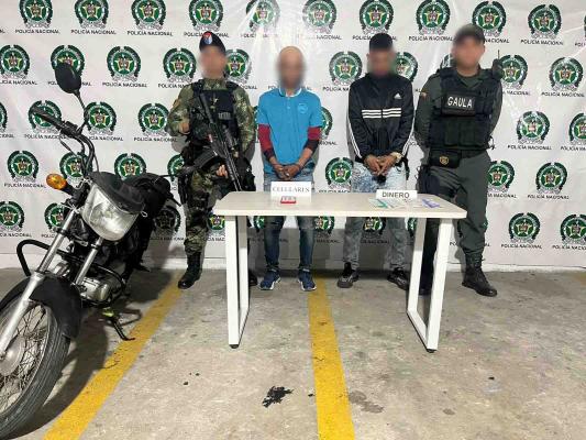 A los capturados se les incauto dinero en efectivo, celular y una motocicleta. 