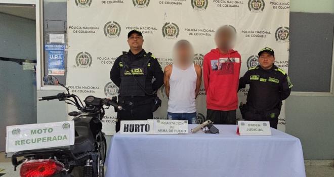 Dos presuntos delincuentes capturados por hurto agravado y porte de armas