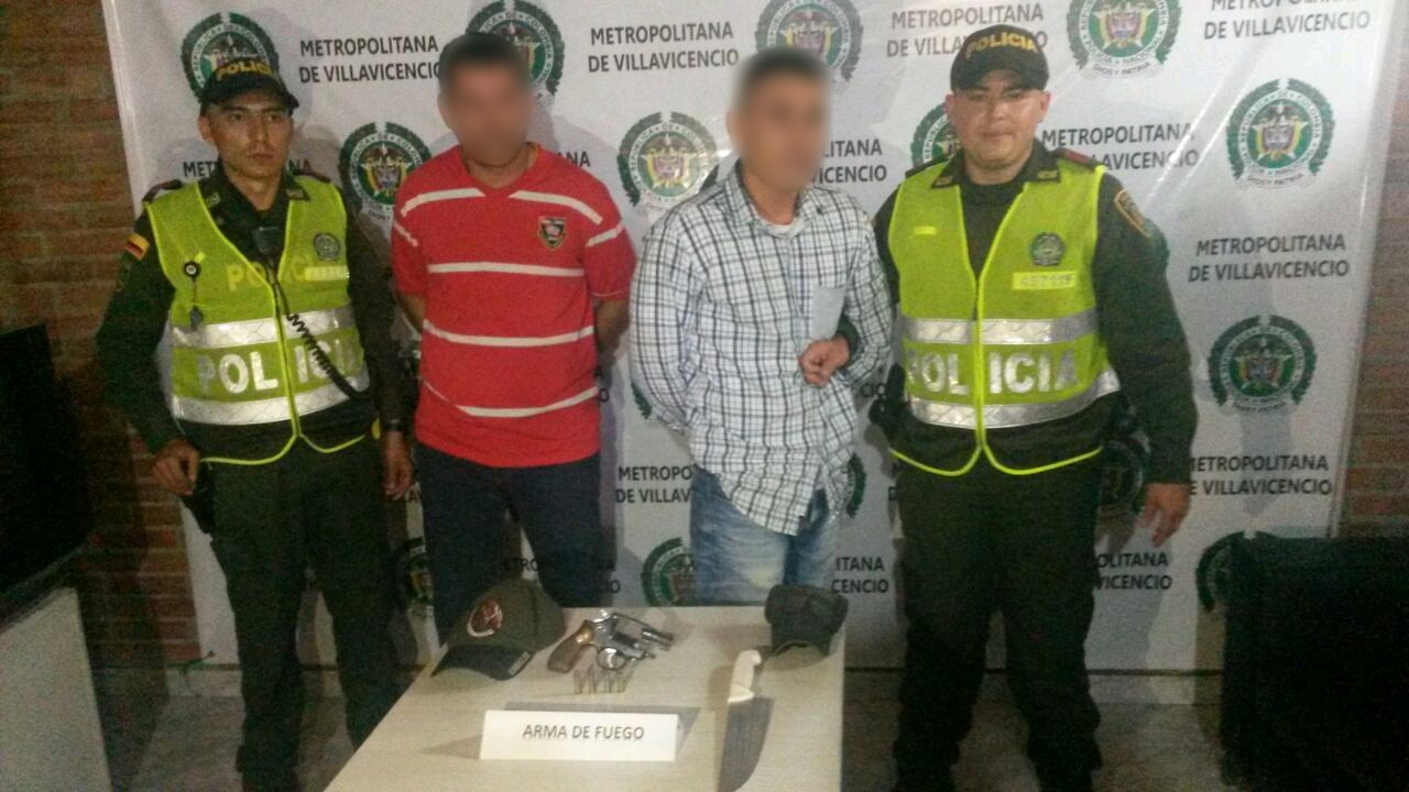 En el operativo se les halló un revólver y un arma blanca