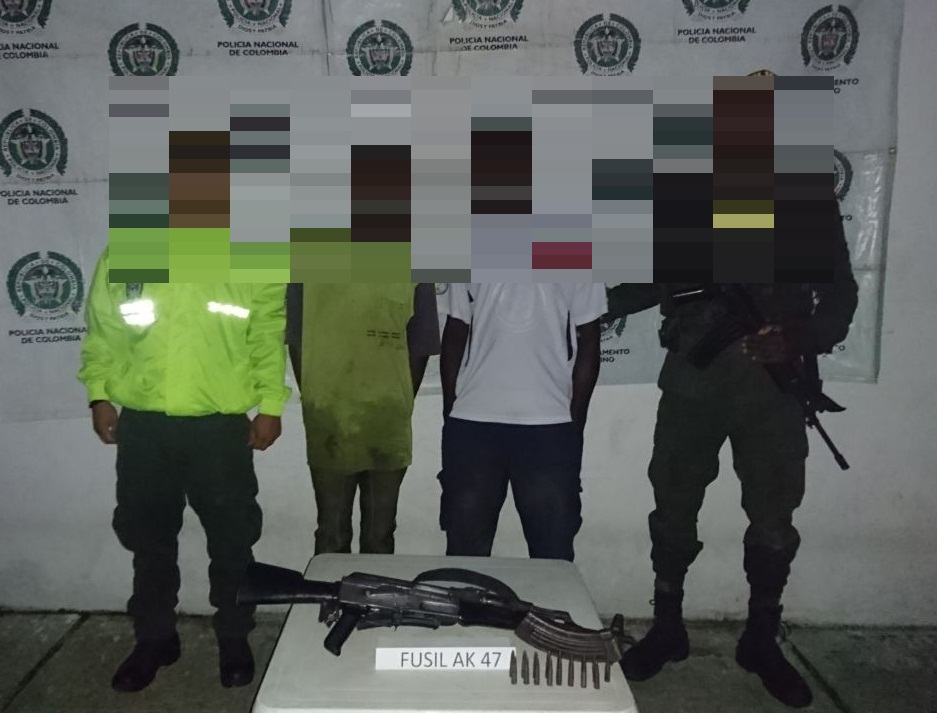 capturados con arma de fuego tipo fusil AK 47