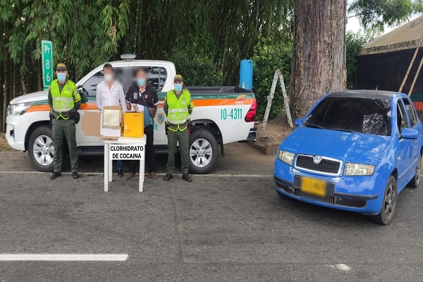 900 gramos de clorhidrato de cocaina en tapas de caja de cartón 