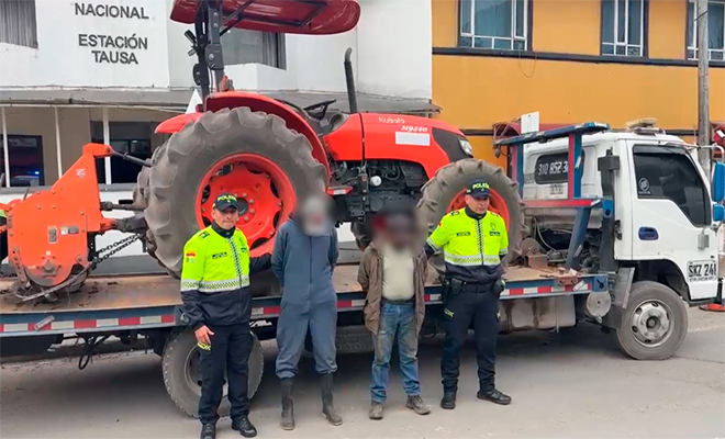 Dos personas capturadas por dos polic&iacute;as y una maquina agr&iacute;cola