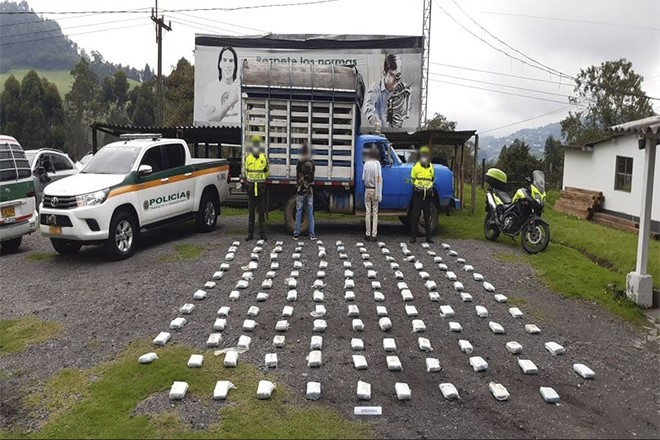 Dos capturados con 130 kilos de marihuana incautados tipo caleta y un vehículo inmovilizado
