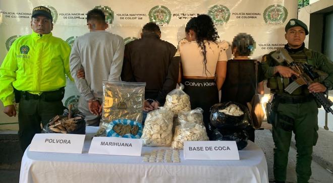 Persona capturada-policías custodiando 	