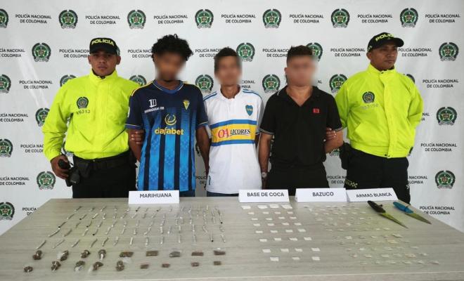 Tres policías y tres capturados por tráfico de estupefacientes.