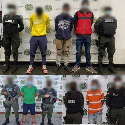 personas capturadas-policías custodiando