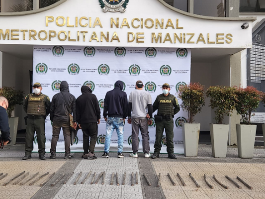 Captura de cuatro personas 