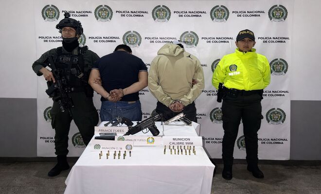 dos polic&iacute;as, 2 capturados por porte ilegal de armas y elementos incautados