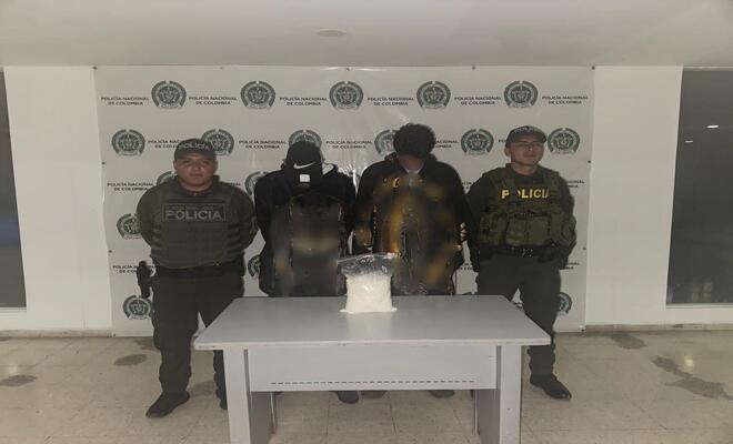 Dos polic&iacute;as con  dos personas Capturadas por tr&aacute;fico de estupefacientes 