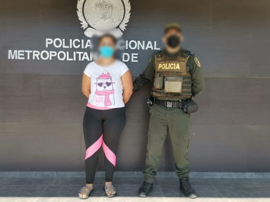 1 persona capturada-policía custodiando   