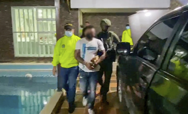 1 persona capturada-policías custodiando