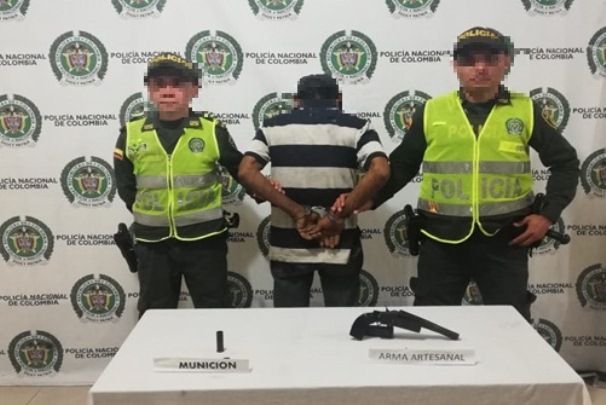 Capturamos-aun-reciclador-con-un-arma-de-fuego-oculta-dentro-de-su-mercancía