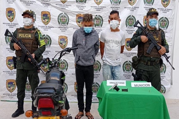 Capturamos-dos-hombres-cuando-se-movilizaban-portando-arma-de-fuego-en-la-vía-que-conduce-de-norte-de-Santander-al-Cesar