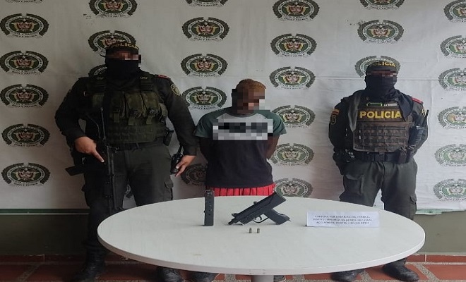 Una persona capturada-policías custodiando