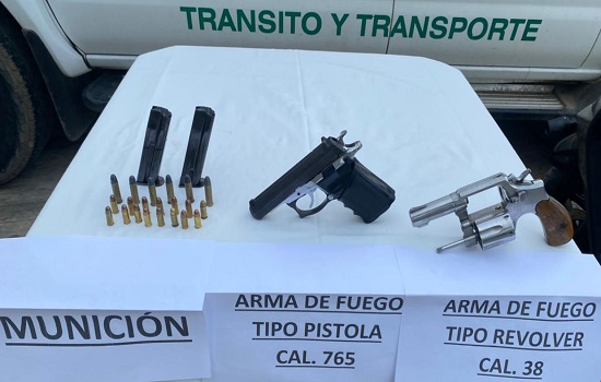 Se le incautó una pistola, un revólver, dos proveedores y munición para las mismas.