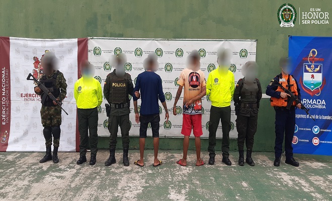 Dos capturados-policías custodiando