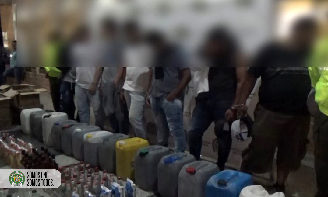 Siete personas fueron capturadas en flagrancia cuando fabricaban licor adulterado.