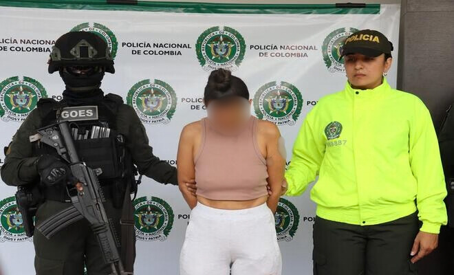 Presunta captura de una mujer en compañía de dos uniformados de la Policía Nacional