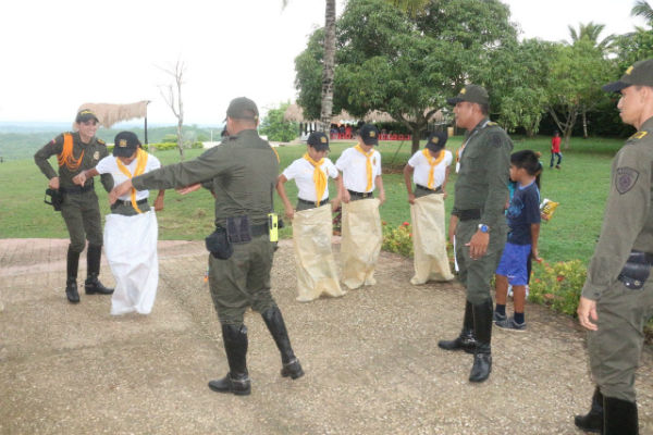 Grupo-de-carabineros-celebra-el día-de-la-familia-en-municipio-de-turbaco