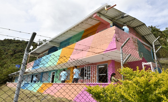 carabineros-pinta-junto-a-la-comunidad-una-escuela-en-zona-rural-de-girardota