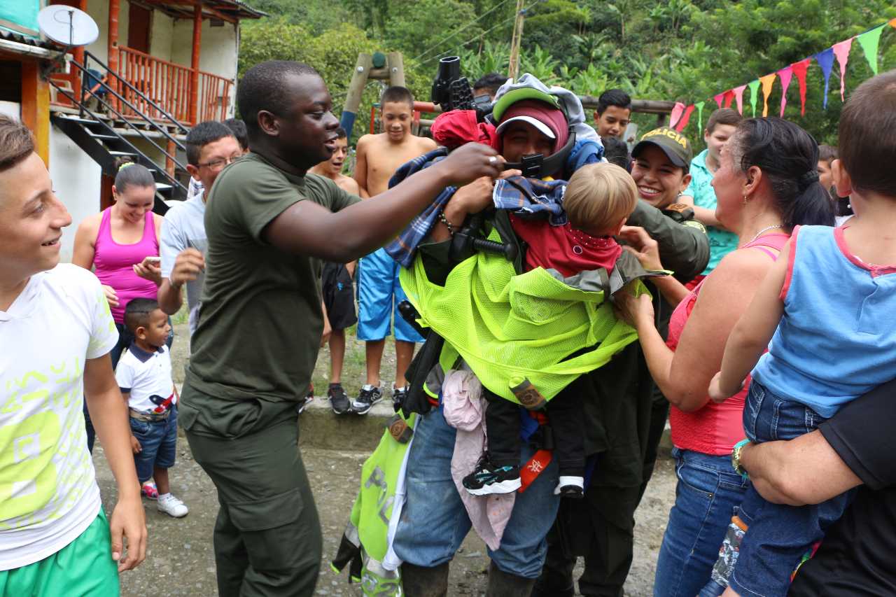 Grupo de prevención de la Policía Nacional motiva en Manizales a niñ@s de veredas a estudiar 
