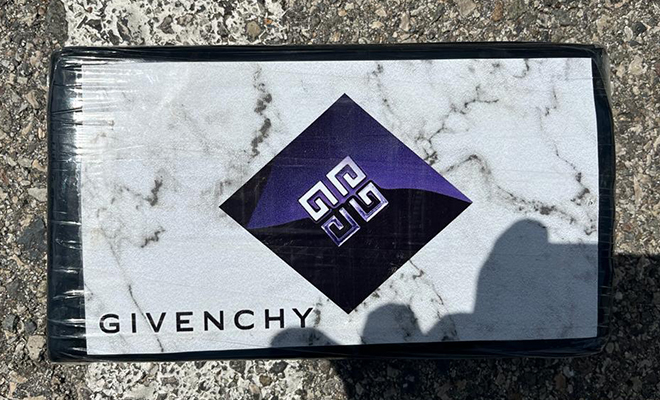 Persona capturada-policías custodiando-Elementos incautados